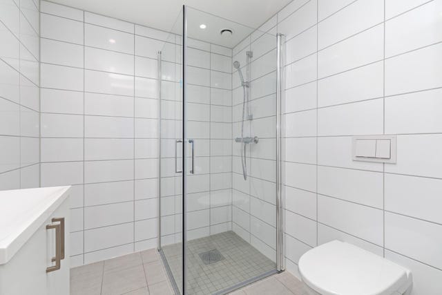 2 delikate flislagte bad, bad 2/gjestebad