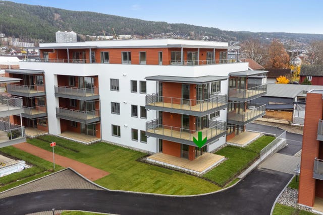 Gunstig plassering i 1. etasje med privat markterrasse i vinkel og tilhørende plen utenfor med hekk rundt