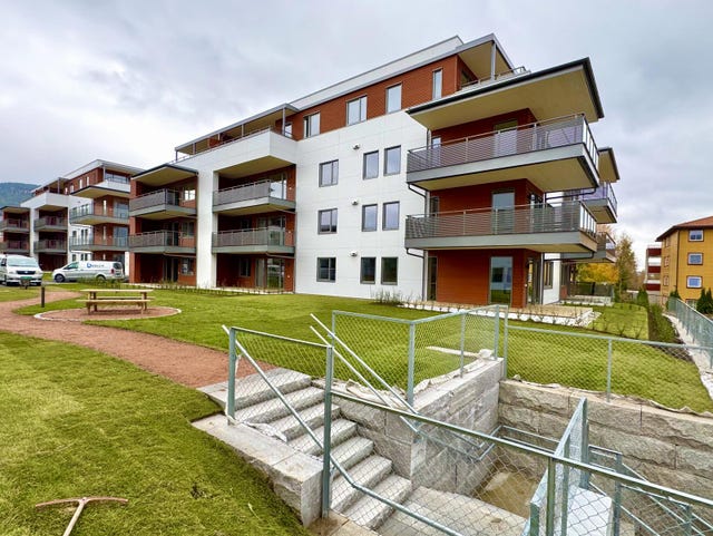 Fra dette nivået / atriumet går det en trapp ned til neste nivå hvor du finner naturskjønne omgivelser rundt elvepromenaden og Pålsøya
