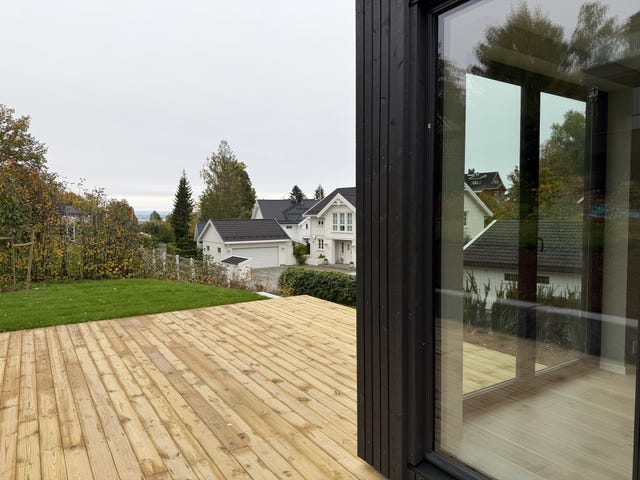Hyggelig uteområde med terrasse og hage