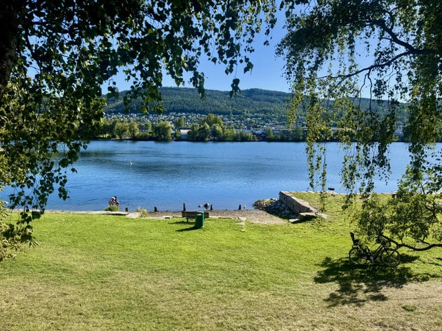 Går du elvepromenaden til byen passerer du blant annet forbi denne badeplassen