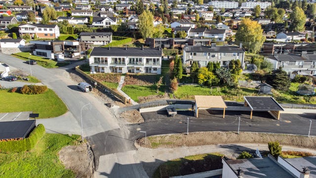Meget pent opparbeidede fellesarealer for sameiet | Carport med mulighet for ladeboks | ekstra p plass medfølger i asfaltert området