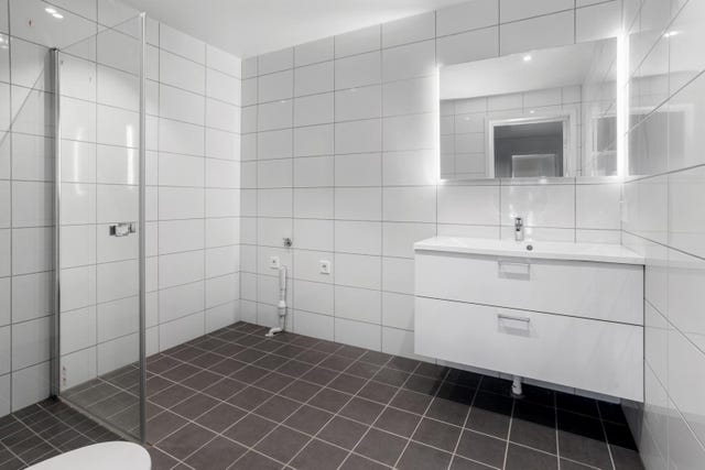 Pent flislagt bad/wc | i 57 er det eget vaskerom og ikke opplegg for vaskemaskin i badet | tilvalgsmuligheter | bildet er tatt i ferdig leil