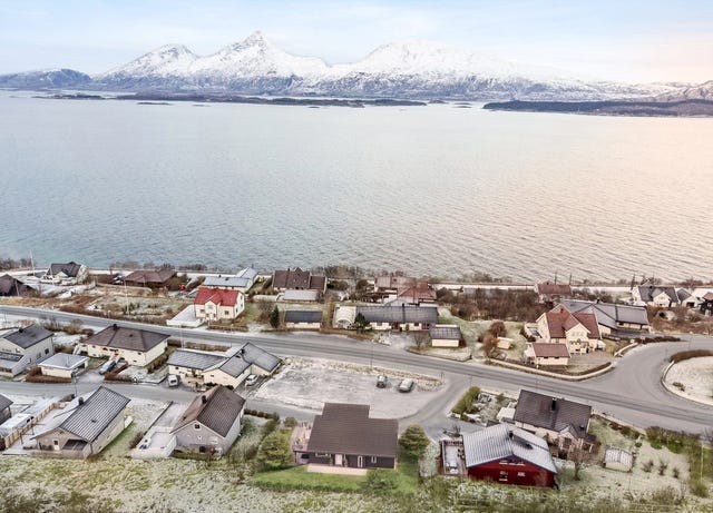 Illustrasjon av boligen. Boligen befinner seg i et veletablert og barnevennlig boligområde med gangavstand til både barnehage og skole. Åsen som er et populært turmål ligger også i nær tilknytning til eiendommen.