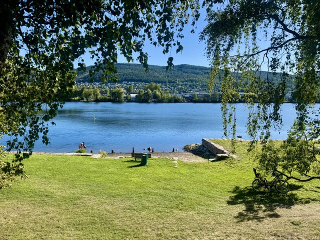 En idyllisk badeplass og offentlig park ligger kun noen hundre meter unna