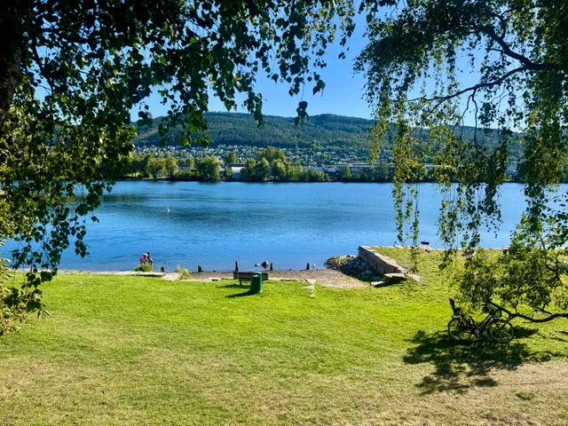 I nærområdet er det flere lekeplasser, badeplasser og grønne områder som gir et hyggelig nabolagsmiljø