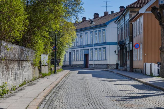 Går du en tur til byen så passerer du blant annet en meget erværdig eldre bebyggelse med historisk sus (benyttet blant annet ved innspilling