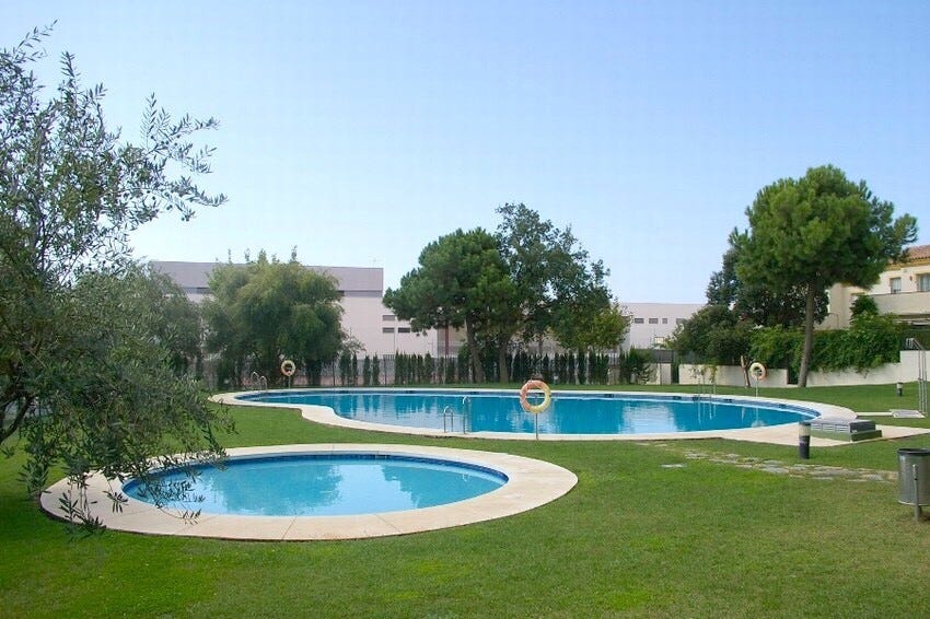 Barnebasseng og stort basseng Galleribilde