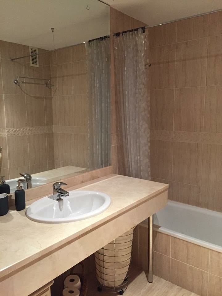 Bad tilknyttet hoved soverom med badekar, dusj og vaskemaskin Galleribilde