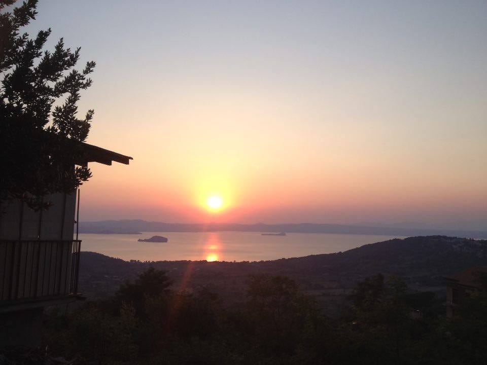 Solnedgang over Montefiascone og Bolsena sjøen Galleribilde