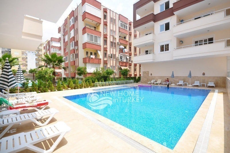 Basseng med lite barnebasseng som tilhører Alanya Beach Resort II Galleribilde