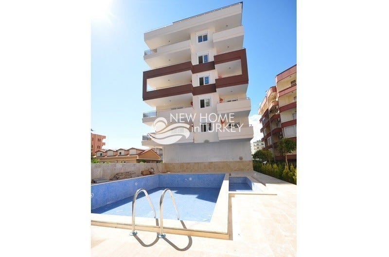 Alanya Beach Resort II med tilhørende svømmebasseng. Anlegget er helt nytt så når bilde ble tatt så var det ikke fyllt opp vann i bassenget. Galleribilde