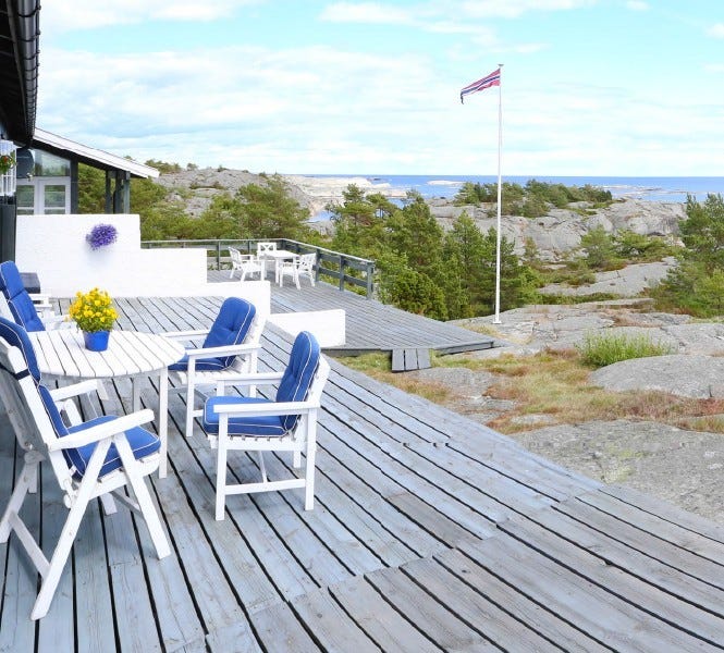 Uteplass på hytte 1. Jomfruland skimtes i nord. Galleribilde
