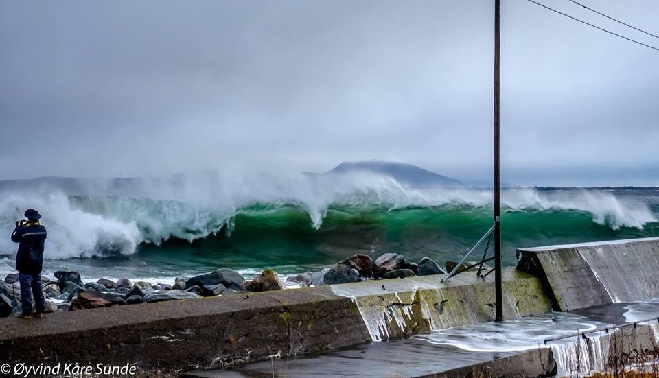 Stor båra ved Alnes fyr Galleribilde