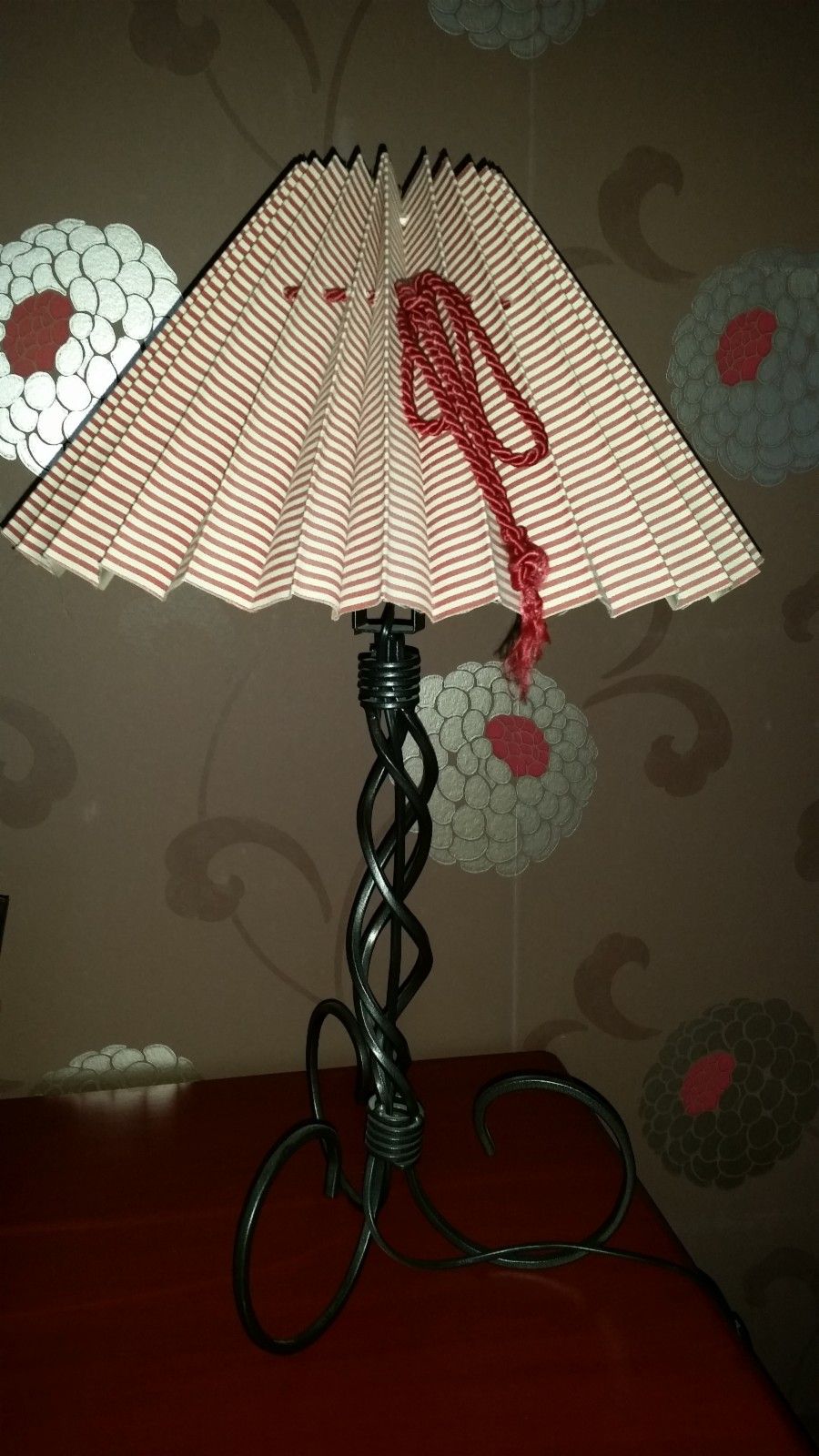 Tøff bord lampe med metall fot i gråsort | FINN.no Tøffe lamper tilsalgs! | FINN.no
