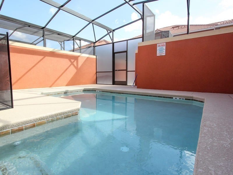 Privat basseng bak huset Galleribilde