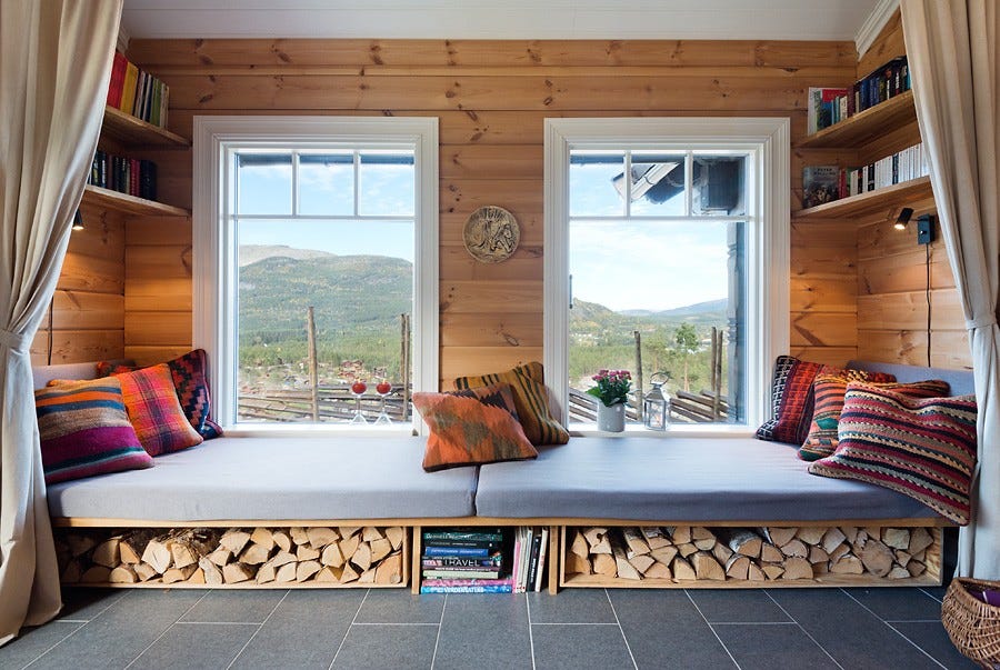 Peisestua med ligge/sitte-benker m/utsikt over Vrådal. Galleribilde