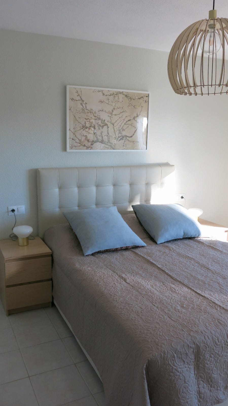 Hovedsoverom med eget bad og balkong. Nyoppusset i 2025. Galleribilde