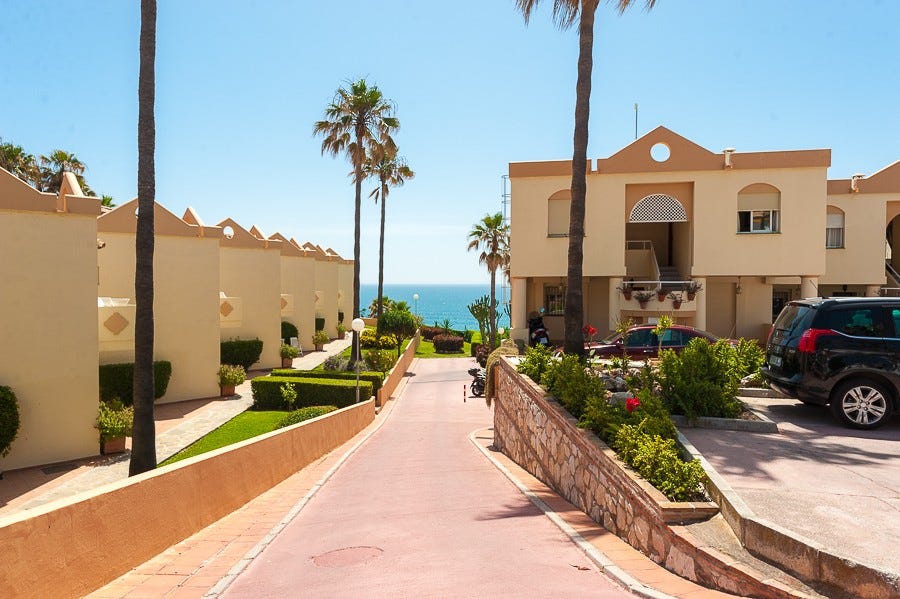 Sjøgløtt fra husets uteplass på framsiden Galleribilde