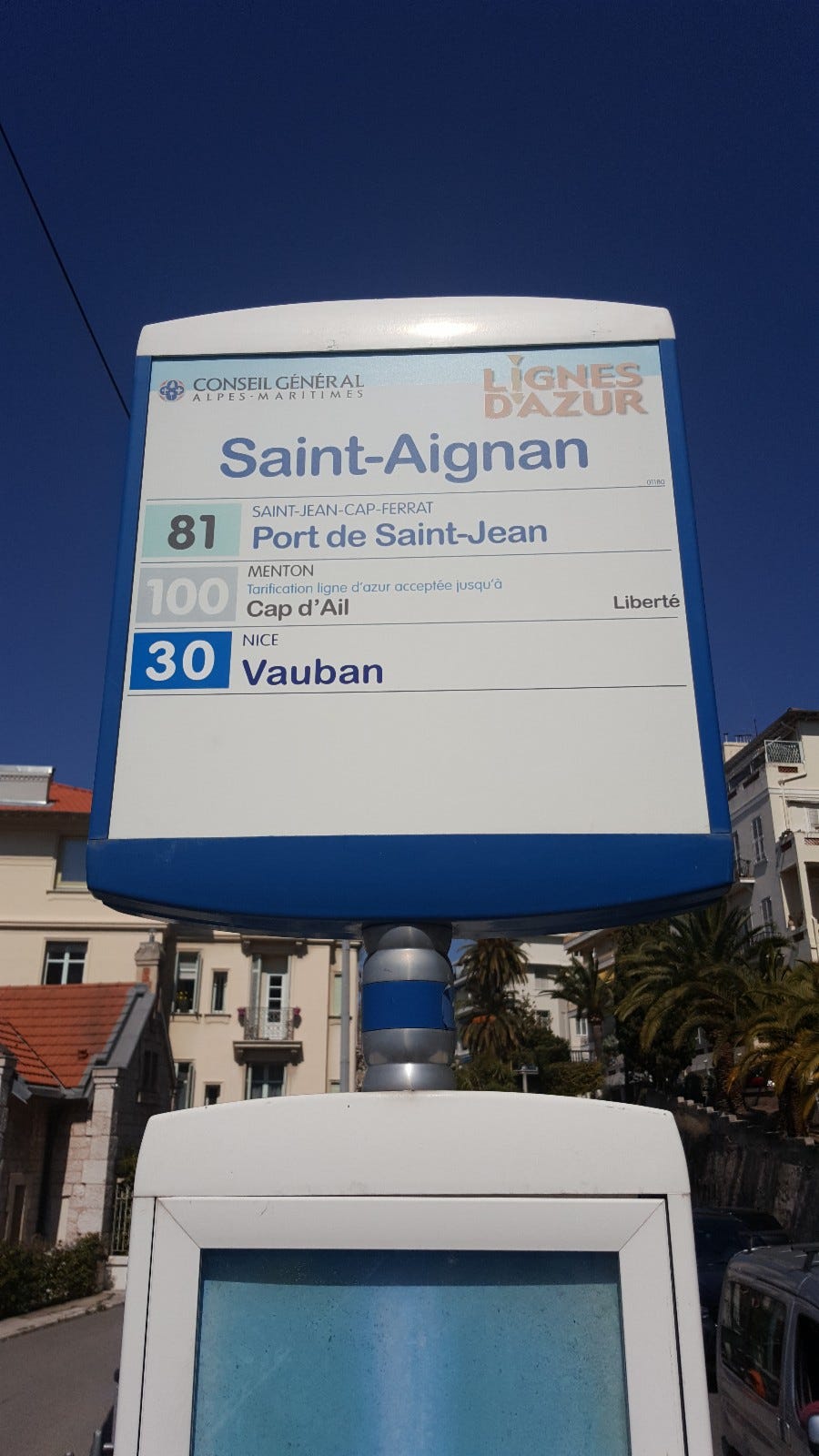 Gode bussforbindelser utenfor huset. Galleribilde