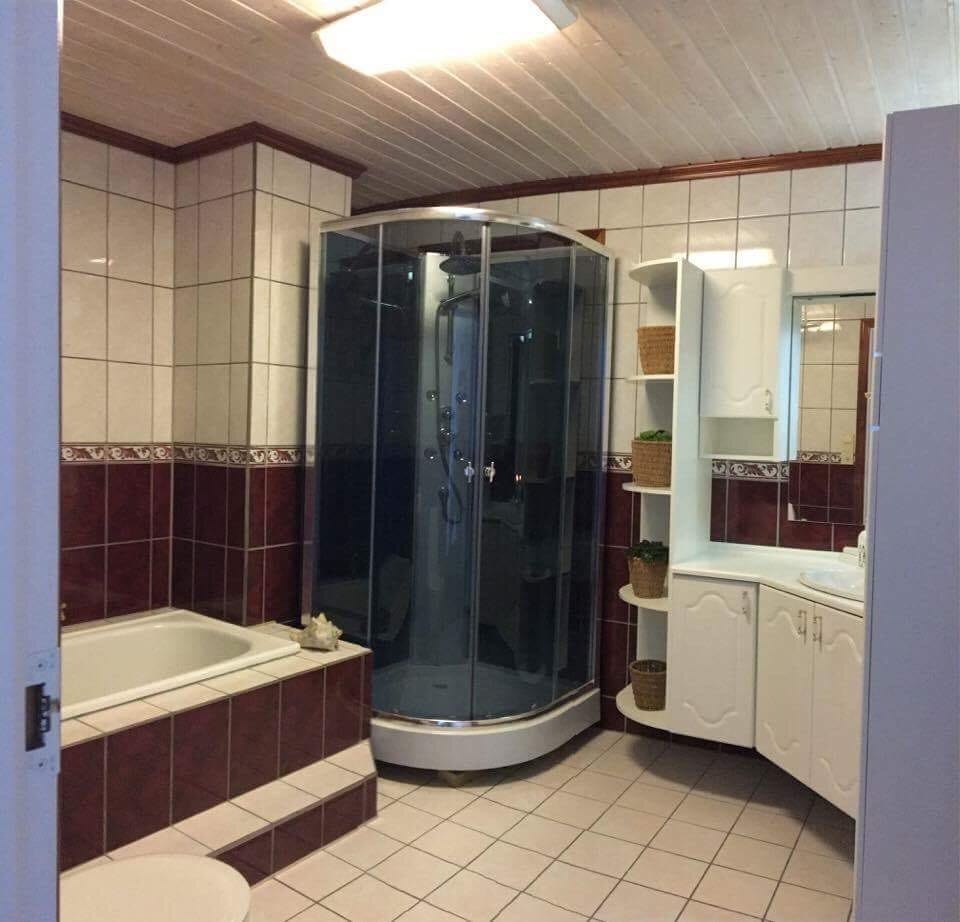 Bad med dusj og badekar Galleribilde