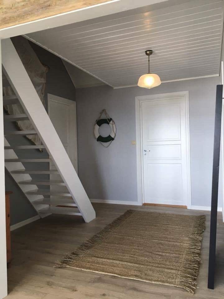 Romslig hall Galleribilde