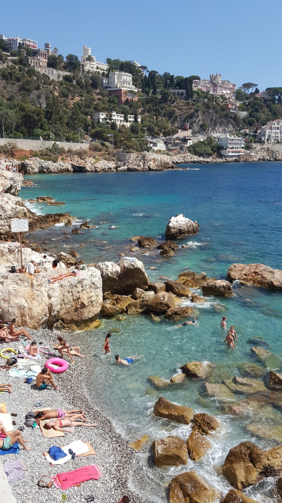 Fem til ti minutter å gå til havet med strender og badeklipper. Galleribilde