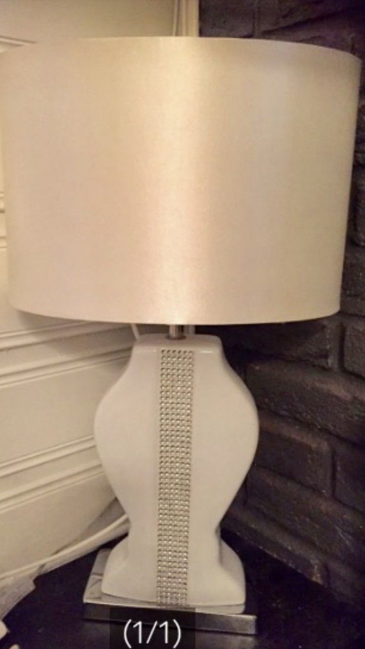 Nydelig hvit lampe med stener | FINN.no Nydelige lamper til barnerom | FINN.no