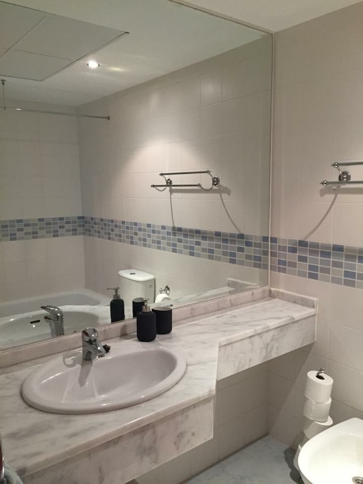 Bad 2 med badekar, dusj og bidee Galleribilde