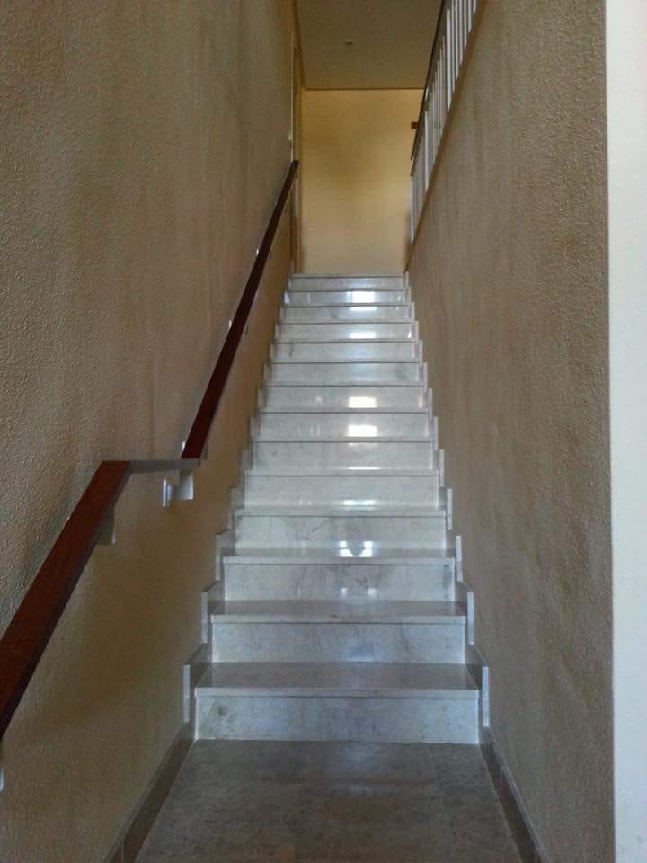 Lekkert inngangsparti med heis. Galleribilde