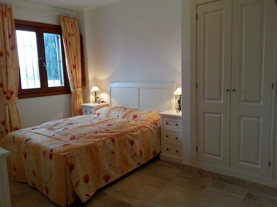 Soverom med dobbeltseng og eget bad Galleribilde