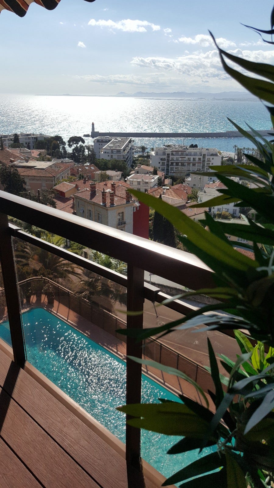 Veranda med lunt tregulv og komfortable stoler. Galleribilde