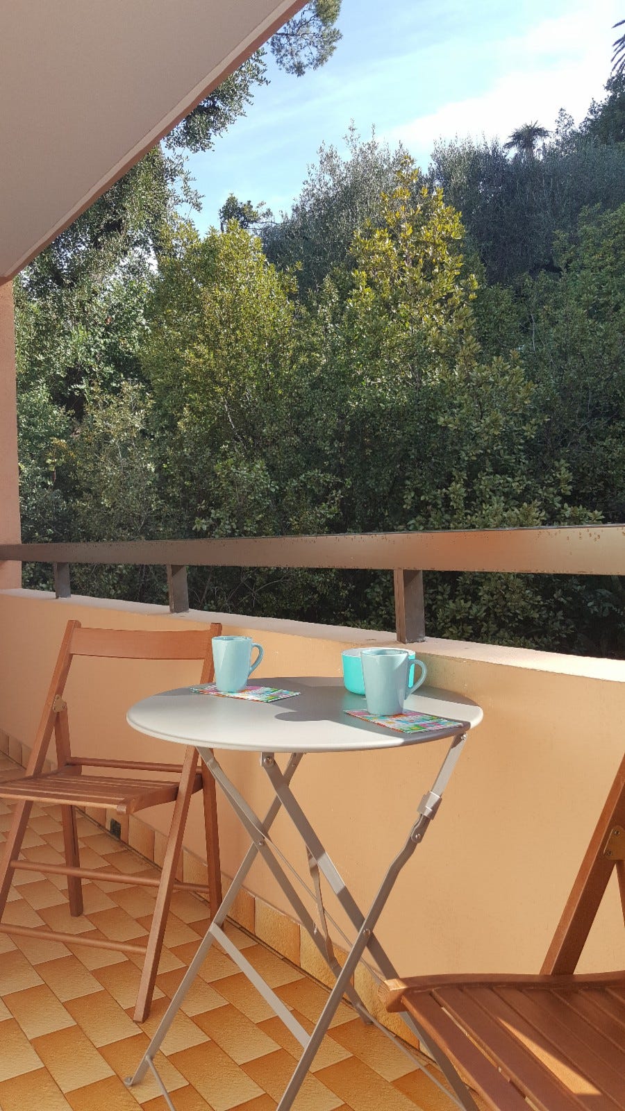 Morgensol og svalgang midt i naturen. Galleribilde