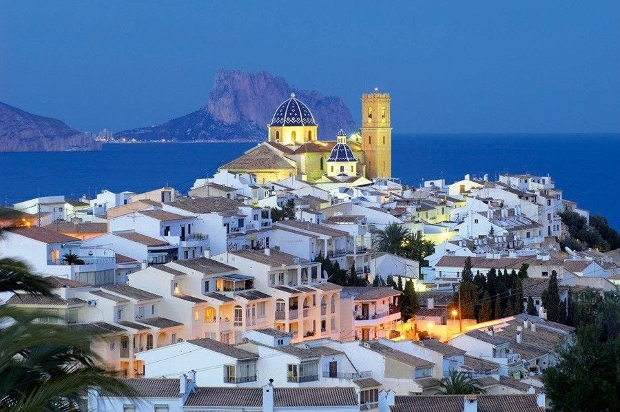 Gamlebyen i Altea, i gangavstand via strandpromenaden fra Albir Galleribilde