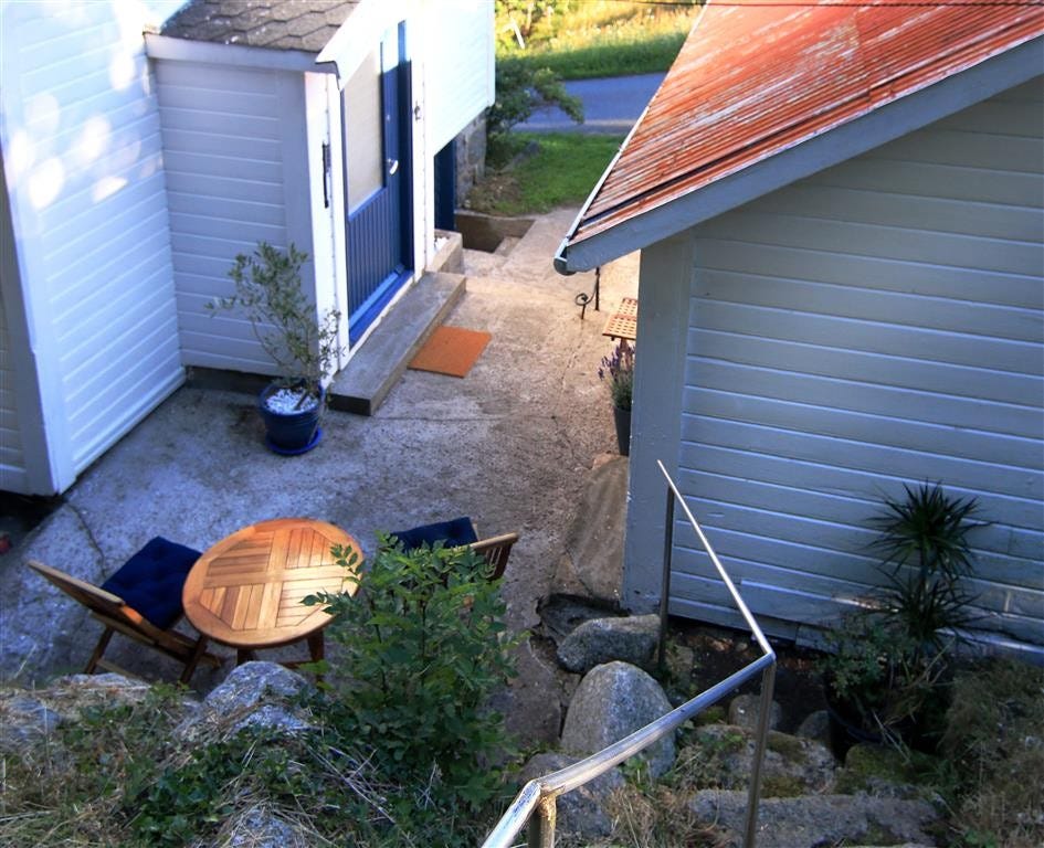 Her ser man de to nivåene med uteplasser og trapp/rekkverk mellom. Galleribilde