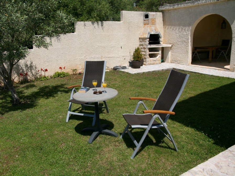 Gressplenen og den overbygde grillplassen Galleribilde