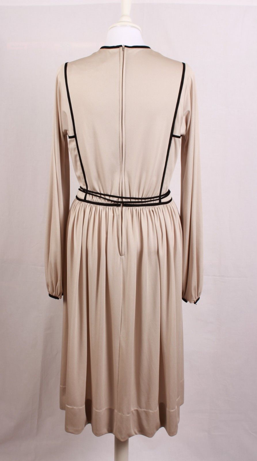 17mai kjole Klassisk, vintage kjole 70 tallet RETRO | FINN.no 17mai kjole Klassisk, vintage kjole 70 tallet RETRO | FINN.no