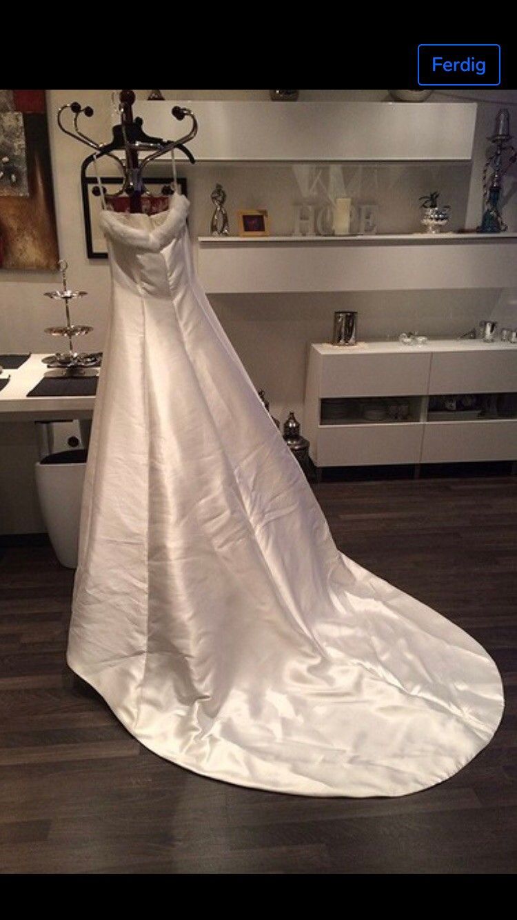 Pronovias Barcelona Brudekjole med kåpe | FINN.no Pronovias Barcelona Brudekjole med kåpe | FINN.no