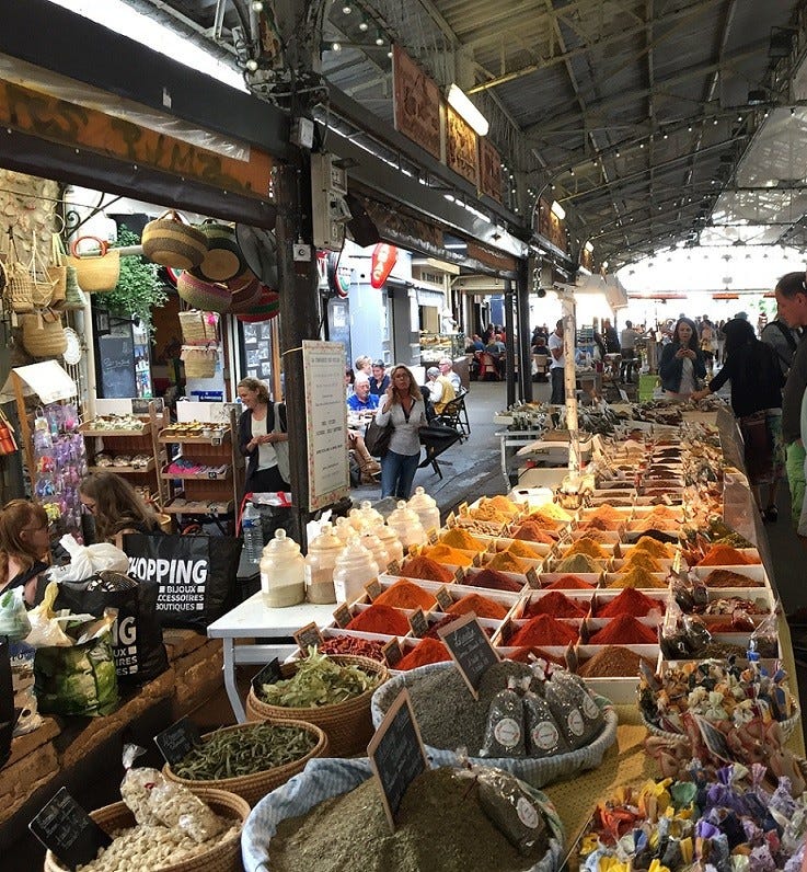 Matmarkedet i Antibes: Le Marche Provencal Galleribilde