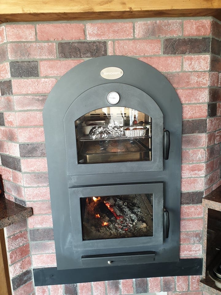 Vedfyrt pizza ovn som og kan brukes til vanlig bakerovn. Galleribilde