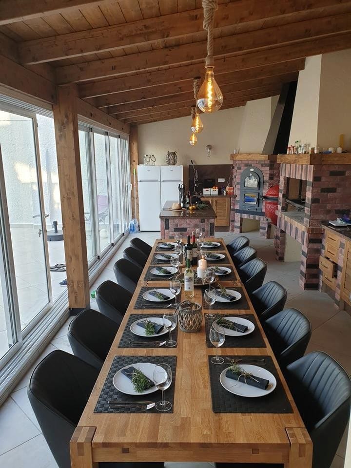 Her er det dekket til 12, men det kan også settes ekstra plater i bordene. Galleribilde