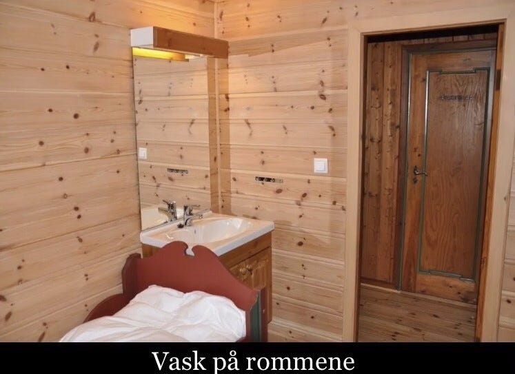 Alle soverom har vask, speil og skap (Foto: Svein Erik Ellingsen) Galleribilde