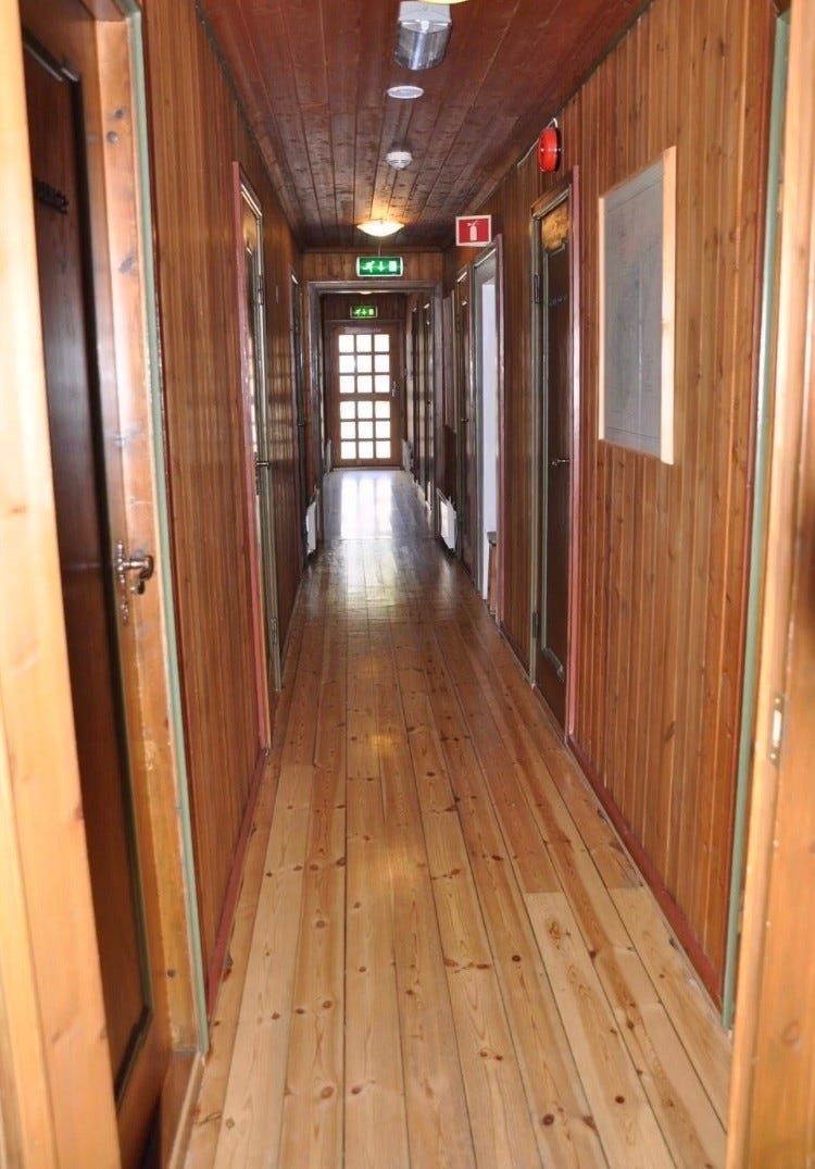 Soveromsgang med totalt 8 soverom + 2 store bad (Foto: Svein Erik Ellingsen) Galleribilde