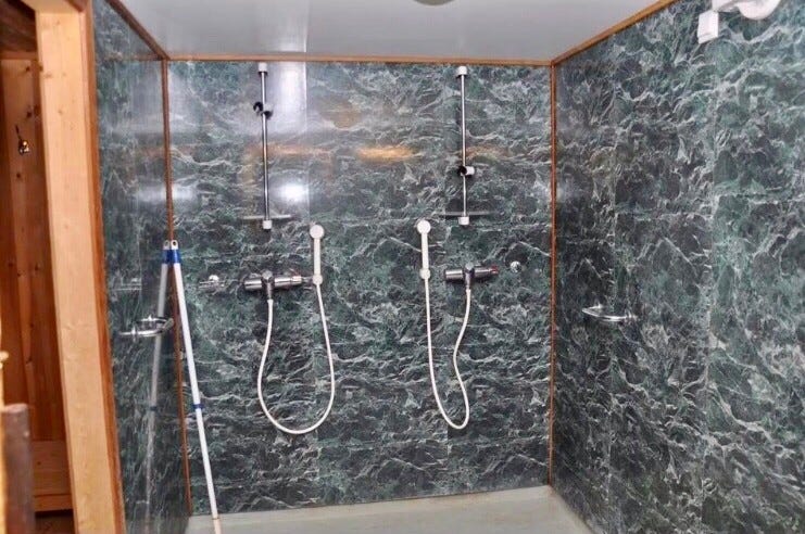 2 dusjrom med dobbel dusj - dame/herre. (Foto:: Svein Erik Ellingsen) Galleribilde
