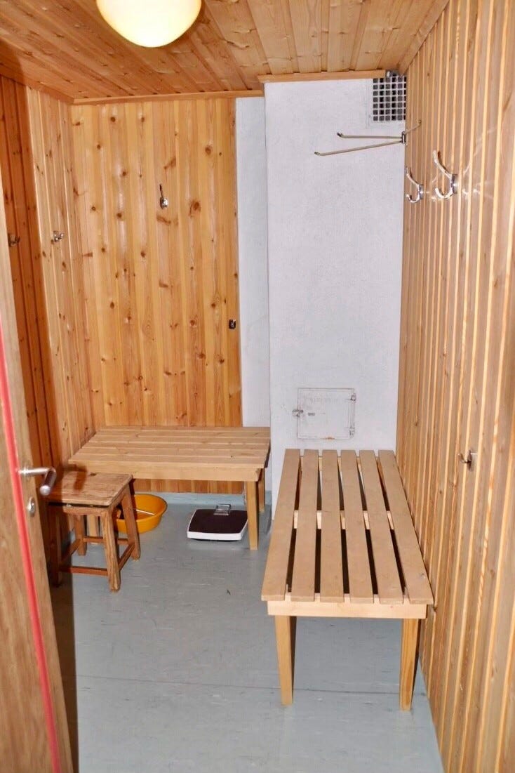 2 stk. garderober (1 dame- og 1 herregarderobe) (Foto: Svein Erik Ellingsen) Galleribilde