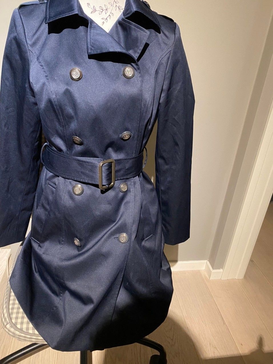 Blu trenchcoat jakke (størrelse Medium) | FINN.no Jakke fra blu str 40 | FINN.no