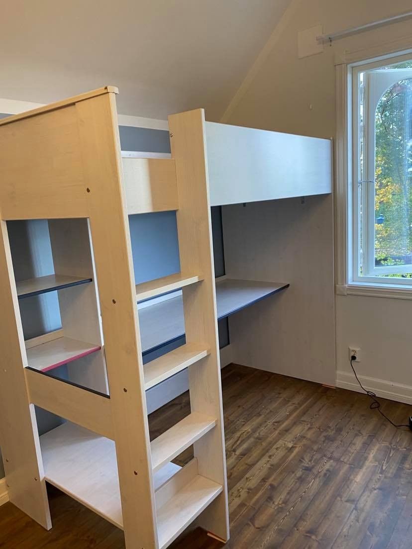 Loftseng med skrivebord | FINN.no 1 stk halvhøy barnesenge med skrivebord og rosa kappe | FINN.no