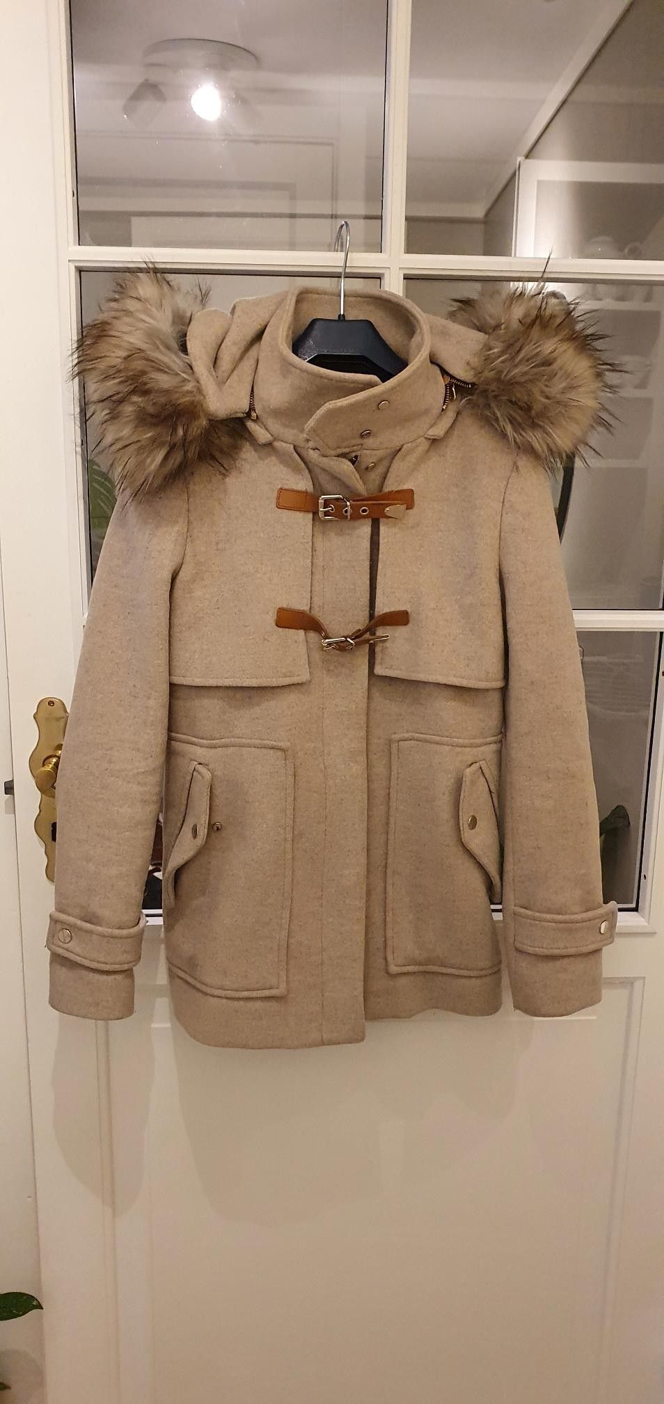 Jakke fra Zara med stor pels | FINN.no Jakke fra Zara med stor pels | FINN.no