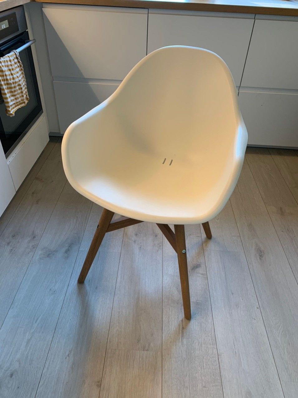 Fanbyn spisestol med armlener som ny! | FINN.no Fanbyn spisestol med armlener som ny! | FINN.no