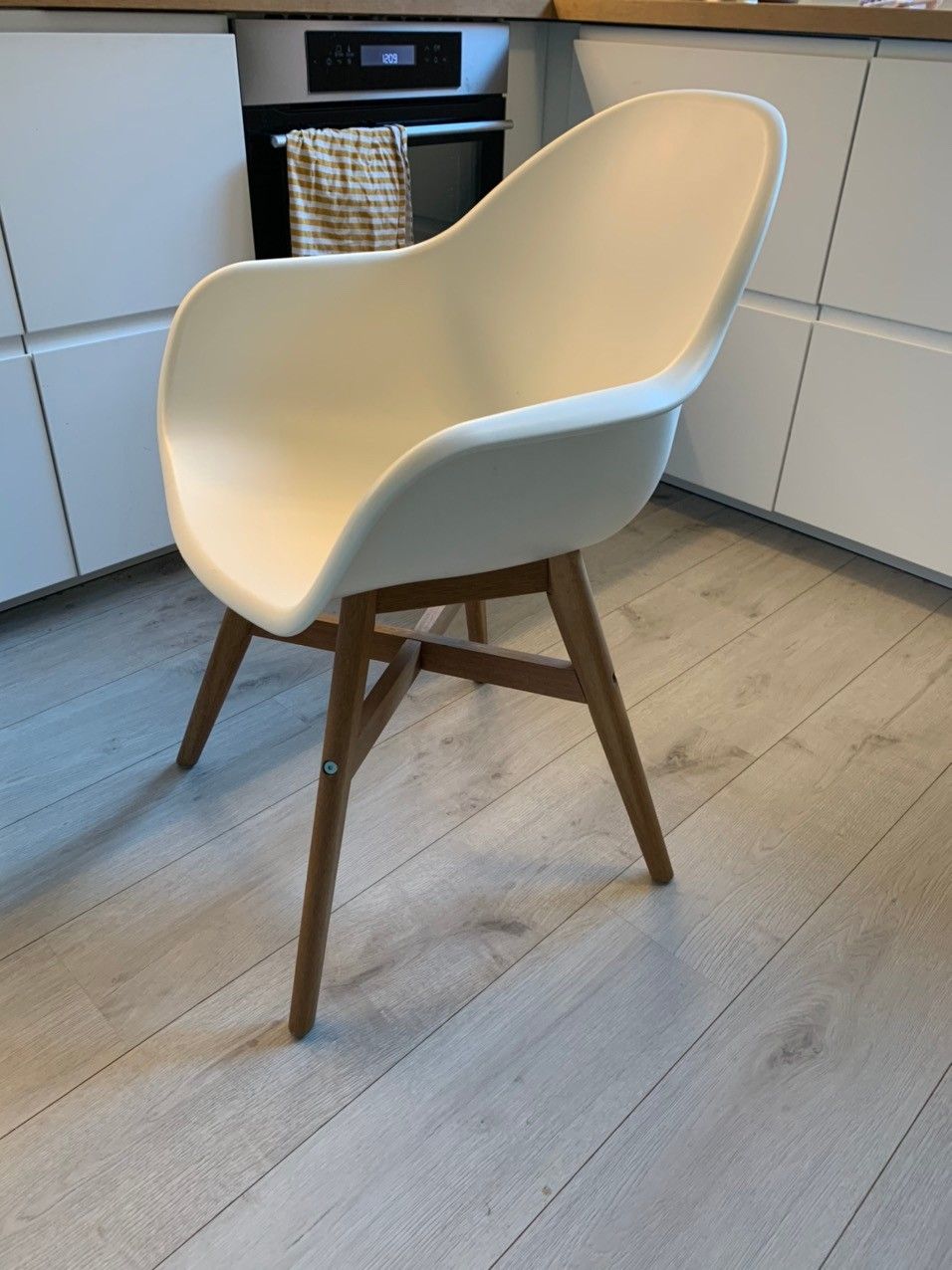 Fanbyn spisestol med armlener som ny! | FINN.no Fanbyn spisestol med armlener som ny! | FINN.no